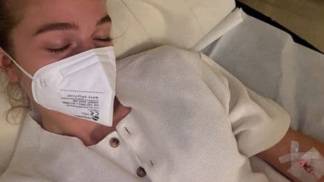 Lola Weippert schockt mit Krankenhaus-Post: "10 cm lange Spritze in der Wirbelsäule"