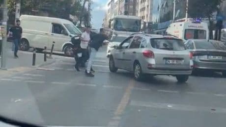 İstanbul- Gaziosmanpaşa'da trafikte yol verme kavgası; sopayla saldıranları biber gazıyla kovaladı