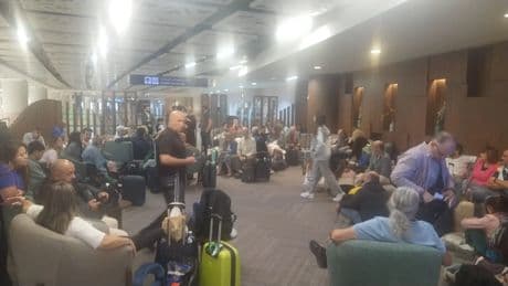 La agónica espera de un grupo de españoles atrapados en un aeropuerto de Arabia Saudí: &quot;Nos sentimos abandonados&quot;
