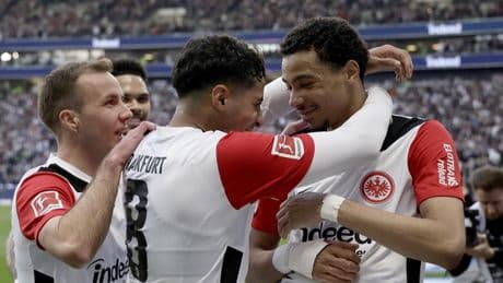 Ekitike guía al Eintracht Frankfurt, tercero