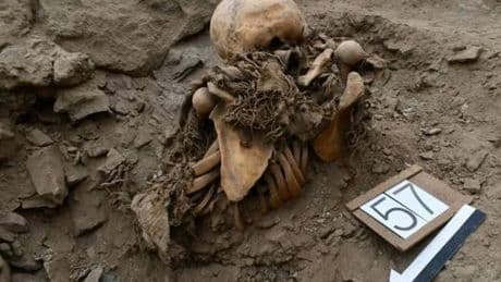Arqueólogos desentierran en Perú una tumba masiva con esqueletos y ofrendas