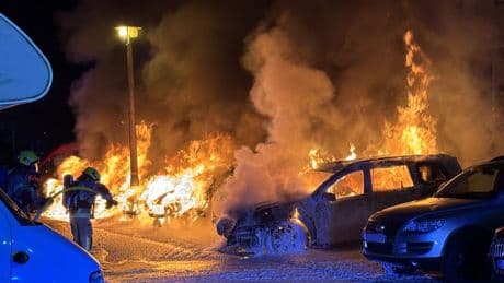 Feuer in der Nacht - Sechs Autos in Flammen