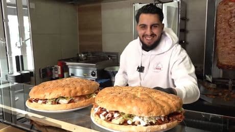 Wer aufisst, muss nichts zahlen - Wirt serviert 2-Kilo-Döner
