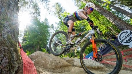 Pieterse onderuit bij wereldbekerwedstrijd in Andorra, Nieuw-Zeelandse Maxwell wint