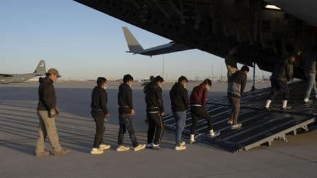 El calvario de Manuel, deportado por Trump: "Pedí que me aflojaran los grilletes. Los apretó más y dijo: a mandar a tu país"