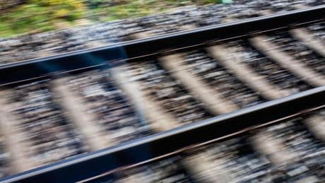 Züge verspätet: Böschungsbrand bremst Bahn in Osthessen aus