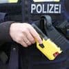 Ausstattung mit Tasern: Dobrindts "Aufrüstung" der Polizei löst Kritik aus