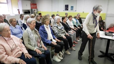 Revuelta silenciosa de un casal de ancianos del Eixample contra su traslado