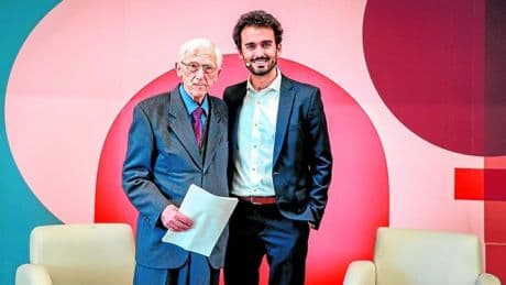 Theodor Kallifatides: «Necesitamos la sabiduría acumulada con el tiempo, no bebés gigantes que nos dirijan»