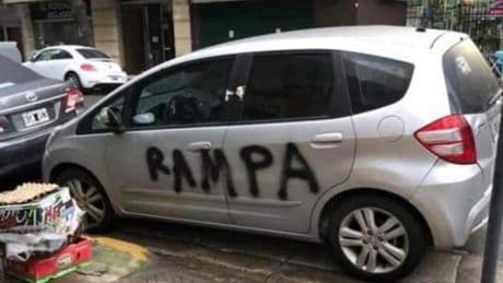 Aparca en una rampa y toman una drástica respuesta con su coche: “A mí me da que no lo va a pillar”