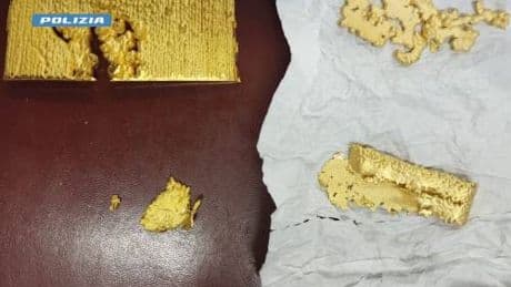 Ruba oro nella fonderia dove lavora. Incredibile: dove lo nascondeva