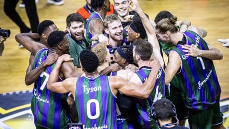 El vestuario del Unicaja lo celebra con un "a por la Liga"