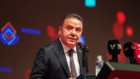 SON DAKİKA... Yolsuzluk soruşturmasında tutuklanmıştı: Muhittin Böcek hastaneye kaldırıldı!