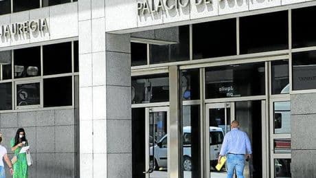 Condenan a un abogado de Bilbao que se quedó con la casa de una anciana
