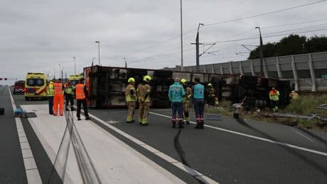 Vrachtwagen gekanteld op A4, problemen op snelweg en naastgelegen spoor
