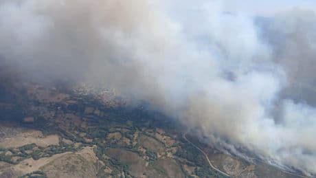 Vuelven los incendios a Castilla y León: confinado un pueblo entre Zamora y Ourense por un fuego que aviva el viento