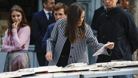 Una mañana con la Reina en la Cuesta de Moyano: los libros que compró, los que le regalaron... y la amenaza anarquista