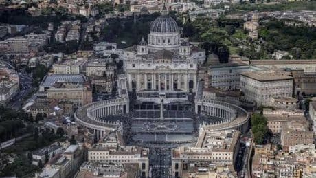 Niente cellulari, linee telefoniche staccate: così il Vaticano si isolerà dal mondo per il Conclave