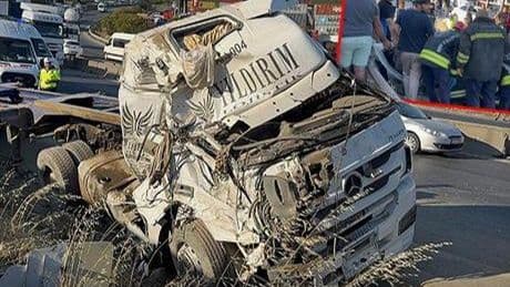 Kocaeli'de korkunç kaza! 3 araç birbirine girdi! 5 ölü, 1 yaralı