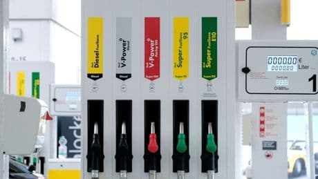 Entlastung fürs Urlaubsbudget: Gute Nachricht für Autofahrer: Chefvolkswirt prophezeit „billigen Tanksommer“