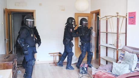 Los okupas que no quieren ser okupados: blindan la casa robada con alarma y perros
