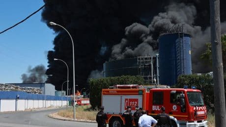 Levantan las medidas preventivas en Alcalá de Guadaíra tras el incendio en una nave de químicos