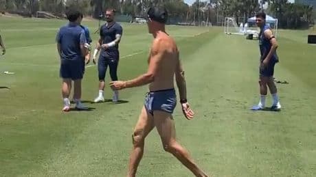 Er nennt es „Earthing“ - Halbnackt-Auftritt von PSG-Trainer!