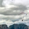 En Chine, un parapentiste aspiré dans un nuage, s'est retrouvé à 8 500 mètres d'altitude