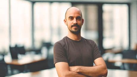 Carlos Santana, experto en inteligencia artificial: “Tomarte una caña con amigos siempre será mejor que hablar con un chatbot, pero cada vez cuesta más; si una IA te da el 80% de lo que te aportan de forma inmediata, es normal que recurras a ella”
