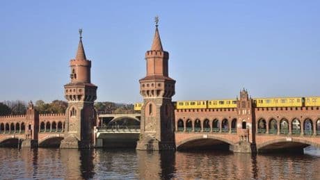 Autofahrer fährt Polizisten auf der Oberbaumbrücke an