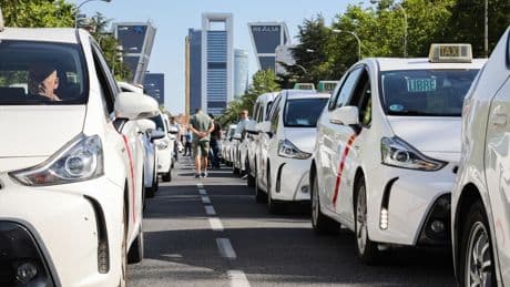 El Ayuntamiento exige la ESO para ser taxista en Madrid: &quot;Va a hacer mucho daño a trabajadores mayores de 50 años&quot;
