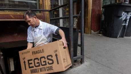 "Je ne leur donne pas les documents qu'ils viennent chercher": les restaurateurs américains ont besoin des sans-papiers et font de la résistance face à l'administration Trump