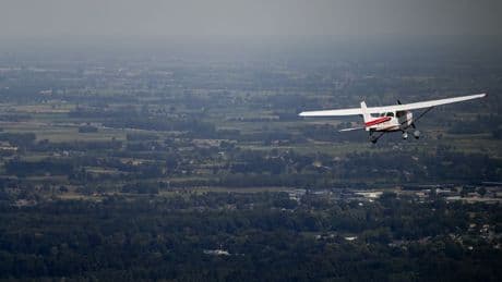 Buitenlandse militair zwaargewond bij parachutesprong Teuge