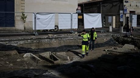 Bordeaux : une nécropole mérovingienne de 59 sarcophages découverte lors de fouilles archéologiques