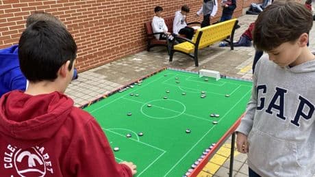 Goles que enseñan valores: el fútbol chapas vuelve a los patios de los colegios