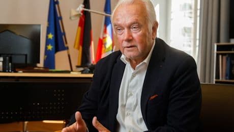 „Dann hören wir, dass eine halbe Million für Machokämpfe in Afrika ausgegeben werden“