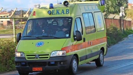 Glazen balkon stort neer op toerist (48) op Kreta: man vecht voor zijn leven