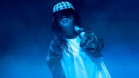 "On a envie d'être tout devant": plus de 24h avant le concert de Billie Eilish, les fans campent déjà devant l'Accor Arena