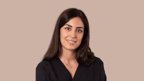 Ana Rodríguez-Villa, dermatóloga: “El tabaco, el estrés y la alimentación afectan en que las canas nos salgan siempre en las mismas zonas del cabello”