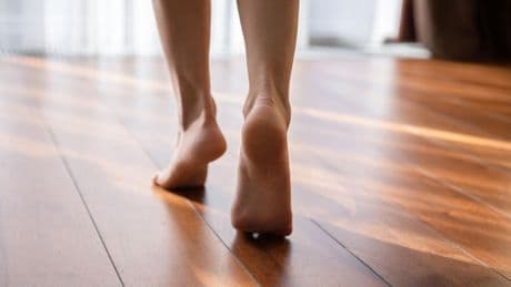 Schöne Füße: Hornhaut-Socken im Vergleich: Darin unterscheiden sich die Produkte