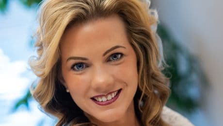Former talk radio host dials into Alaska’s race for governor, says energy is key