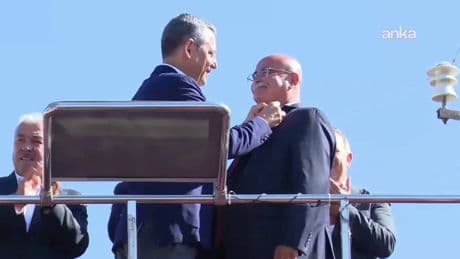Özgür Özel duyurdu: Bugün fiilen bir belediyeyi CHP'ye katıyoruz, Memleket Partisi yöneticilerini CHP'ye katacağız