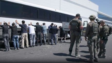 Hunderte Südkoreaner nach Festnahme bei Razzia in den USA auf dem Weg in ihre Heimat