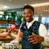 Claude staat met twee dansers en drie violisten op Songfestival-podium
