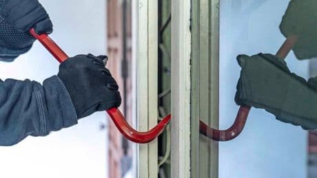Verzekeraar hard voor eigenaar van elektrische fiets die uit berging wordt gestolen: geen geld terug