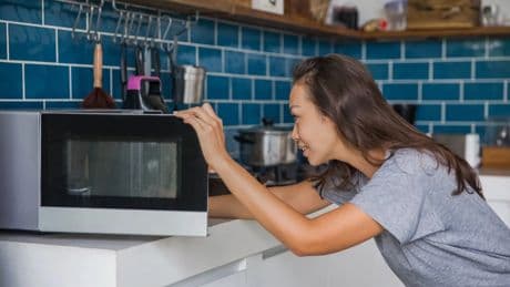 Estos microondas de marca española son baratos, incluyen grill y son a todo color
