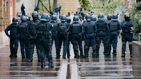 Police : le « guide opérationnel des violences urbaines » expurgé de références aux journalistes par le ministère de l’intérieur