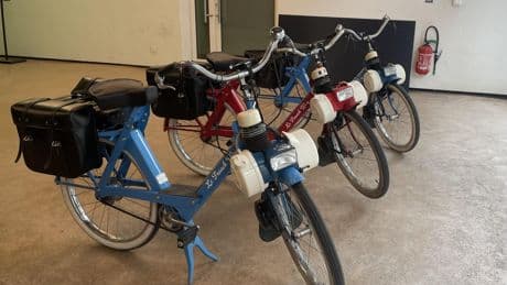 Entre klaxons et nostalgie rétro : comment visiter Paris au guidon d’un Solex