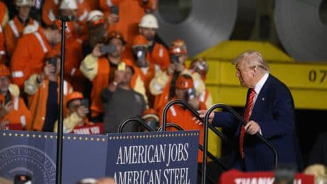 Donald Trump signe le décret portant à 50% les surtaxes douanières sur l'aluminium et l'acier