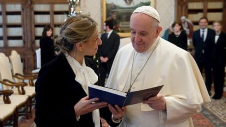 La muerte del Papa también divide a Sumar: Yolanda Díaz "le recordará siempre" mientras IU critica los tres días de luto